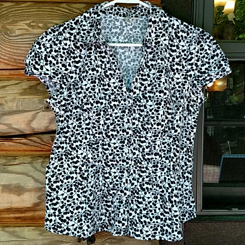 Charming Patterned Button Down Top. Well-Tailored